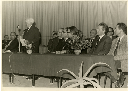 דוד בן-גוריון נואם בכנס החברה הישראלית לכימיה בשנות ה-60 של המאה ה-20. יושבים מימינו, מימין לשמאל: ארנסט ברגמן, שלום שראל ופליקס ברגמן